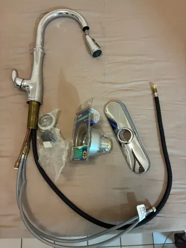 Torneira Kohler cromada com ducha removível para cozinha