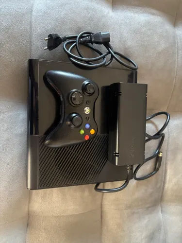 XBOX 360 com Kinect, vários jogos e todos os cabos.