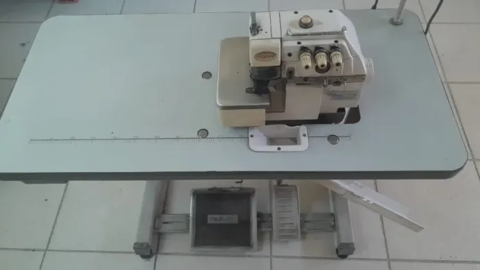 MAQUINA DE COSTURA OVERLOQUE INDUSTRIAL YAMATA SEMI NOVA EM ÓTIMO ESTADO COM MESA