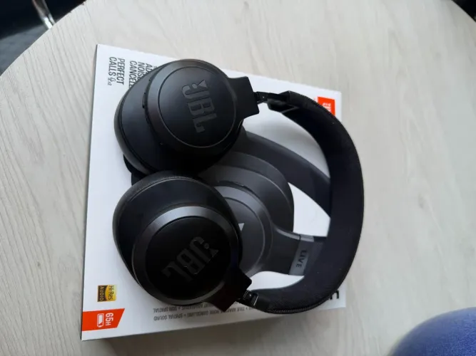 Fone de ouvido JBL LIVE 770nc com cancelamento de ruído