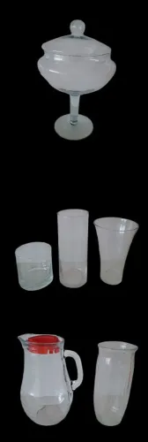 Vasos e jara em vidro transparente