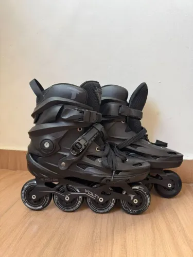 Kit Patins Traxart Volt+ 40/41 + Capacete, Joelheira e Cotoveleira