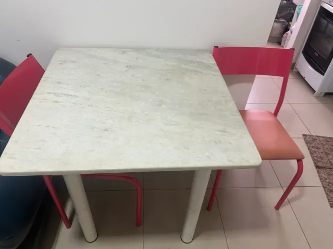 Mesa de mármore com duas cadeiras