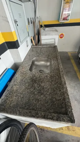 Balcão de cozinha com pia de mármore