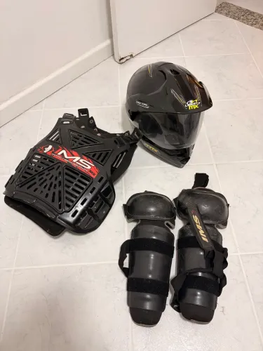 Kit trilha ( capacete colete joelheira)