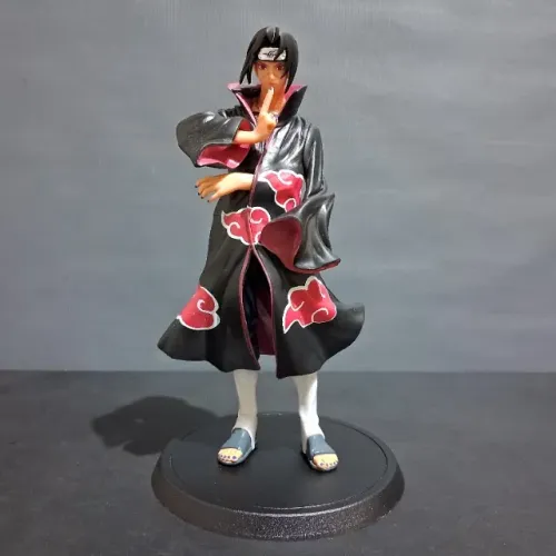 Boneco do Personagem Itachi Uchiha Akatsuki 23cm Com Base PVC