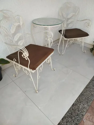 Conjunto com mesa e cadeiras de ferro