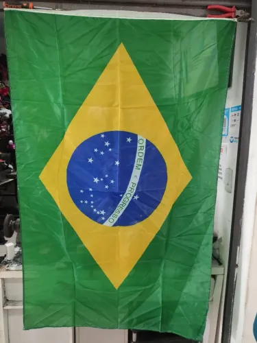 Temos bandeira de mastro
