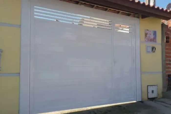 Portão de garagem com social