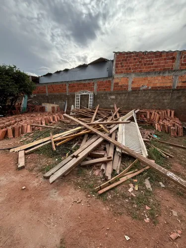 Madeira Usada De Demolição - Telhado Completo De Casa De 160m² (Caibros, Vigas e Ripas)
