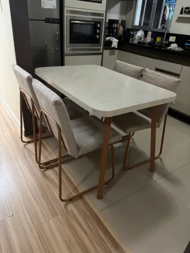 Vendo mesa com 4 cadeiras