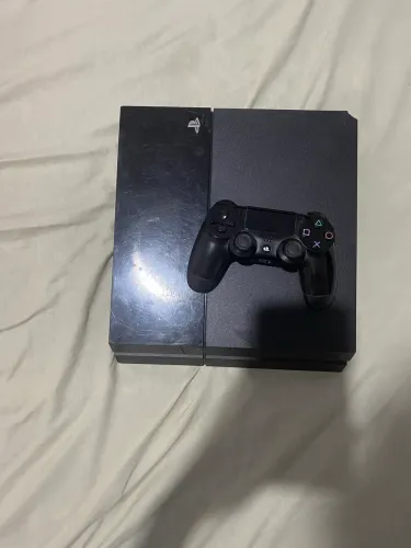 PlayStation 4 com 1 controle e 18 jogos