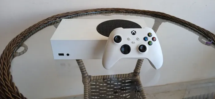xbox series s com uma manete, todos funcionando normalmente. Usado poucas vezes