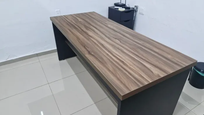 Mesa de Escritório com Gaveteiro 170cm X 70cm X 73cm de altura  - Com sapatas para ajuste 