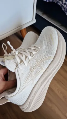 Tênis Asics off-white