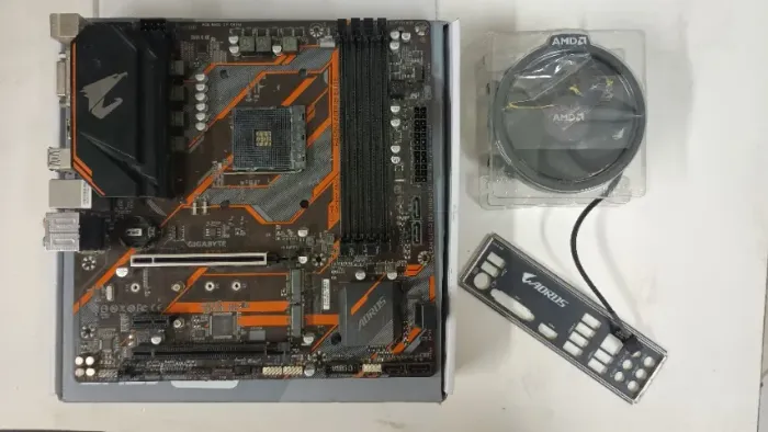 Placa-mãe Gigabyte B450M Aorus Elite COM DEFEITO