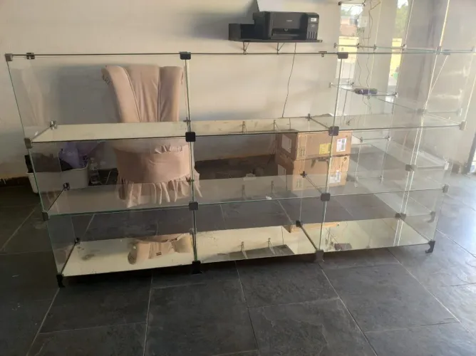 2 balcões de vidro