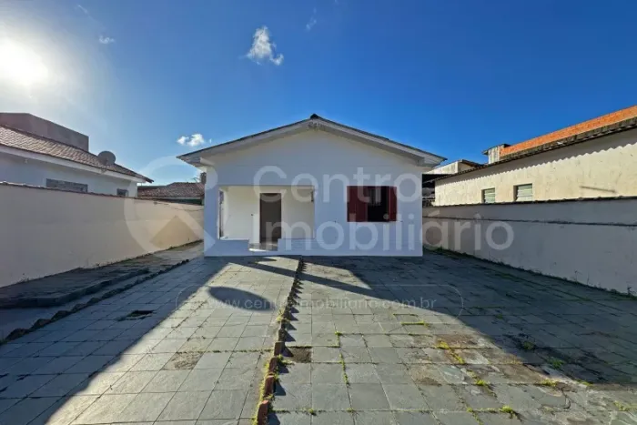 CASA à venda com 3 quartos em Peruíbe, no bairro Jardim Veneza