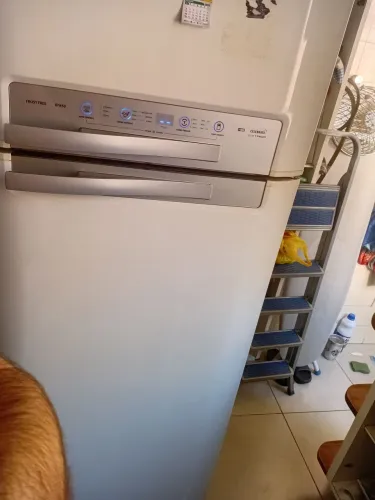 Geladeira electrolux DFN50 com defeito (leia o anúncio)