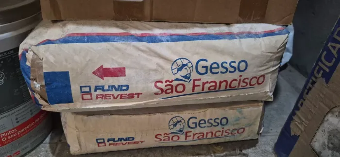 Dois sacos de 40 kg de gesso para construção