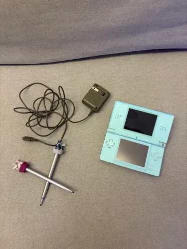 Nintendo DS Lite Ice Blue + Pokémon Black 2 + Canetas Palkia Dialga 