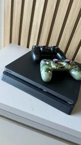 PlayStation 4 Slim 1TB com 2 Controles - Ótimo Estado