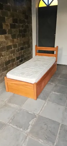 Cama Solteiro em Madeira Cerejeira com Espaço Interno e Colchao