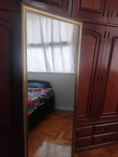 Vendo um espelho com moldura 1,75 altura