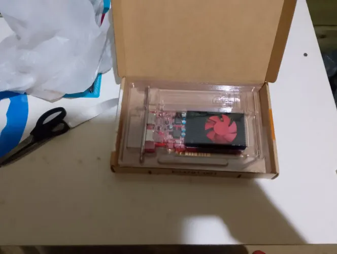 Placa de Vídeo AMD R7 430 (2GB GDDR5) + Adaptador (DP para VGA)