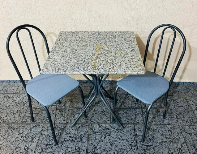 Mesa de Cozinha Compacta com Tampo de Granito + 2 Cadeiras (Ótimo Estado)