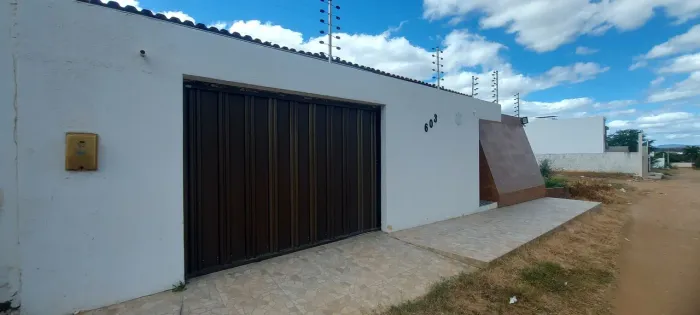 VENDE-SE LINDA CASA NO BAIRRO DA AABB EM SERRA TALHADA-PE