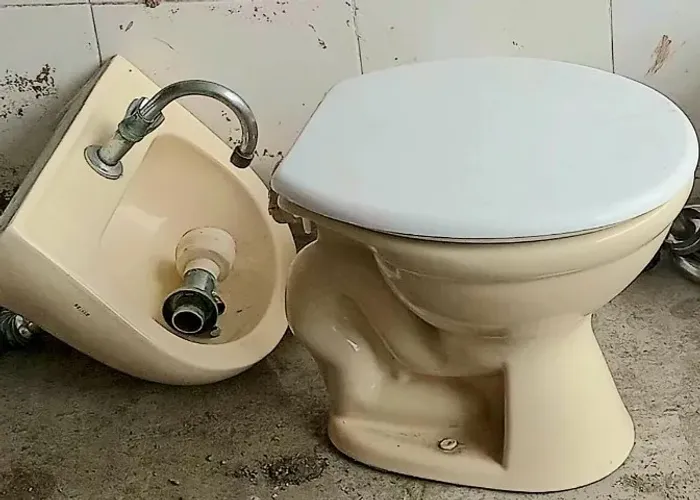 Baixei pra Vender Logo: Vaso com tampa e Pia com Torneira e Sifão