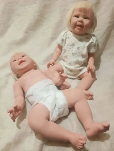 Casal de Gêmeos Reborn mede 50cm cada bb com cabelo implantado vai duas chupetas tbm 