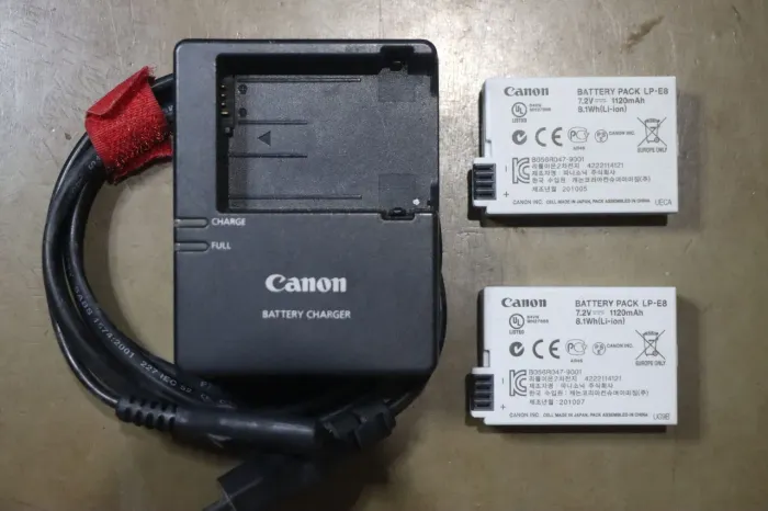 2x Baterias Canon LP-E8 + Carregador