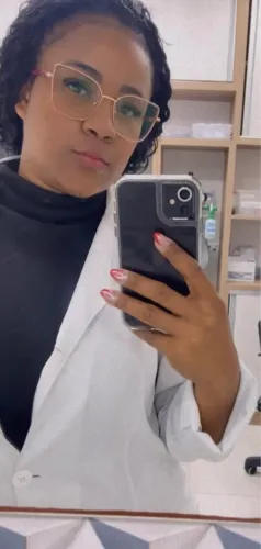 Técnica de enfermagem e cuidadora 