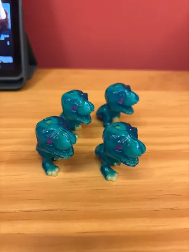 Tiranossauro rex brilha no escuro kinder ovo jurassic World
