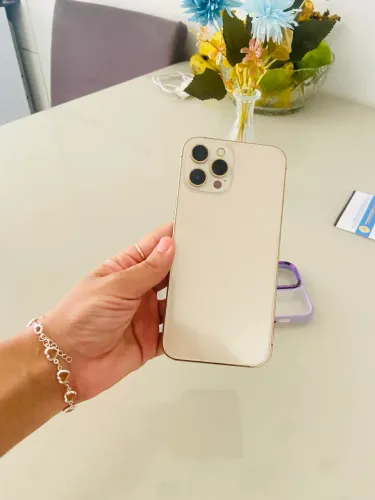 iPhone 12 Pro Max dourado 