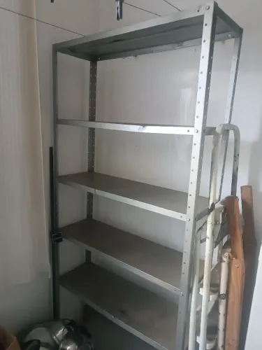 Estante de aço