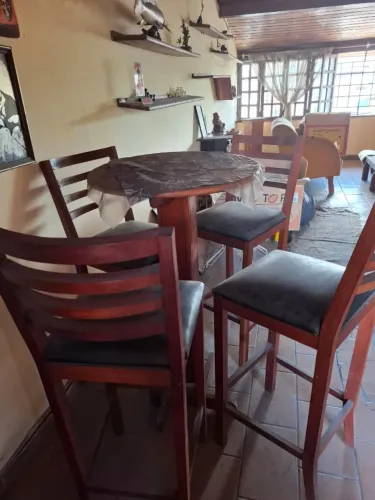 Mesa de bar com 4 cadeiras