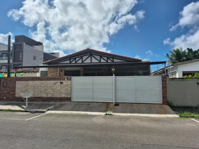 Alugo excelente casa com 4 quartos, sendo 1 suíte em Jaguaribe