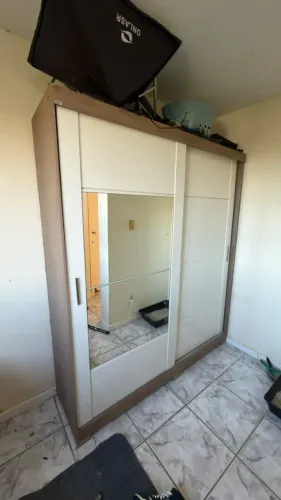 Guarda Roupa Casal Grande com Espelho, Portas de Correr e Gavetas