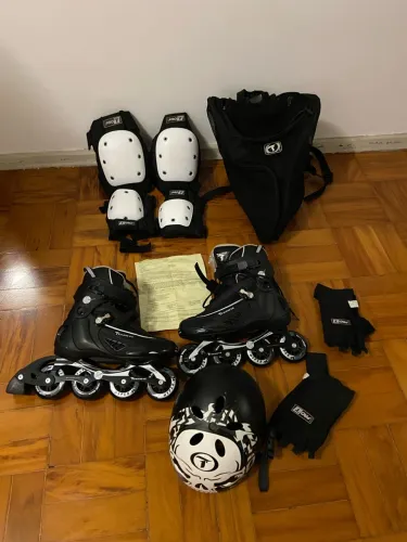 Kit completo Patins Traxart jet, capacete, luvas, cotoveleiras e joelheiras.