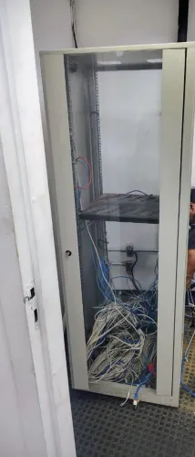 RACK PARA SERVIDOR/ ARMÁRIO DE TELECOMUNICAÇÕES