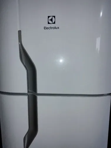 Geladeira Eletrolux 260 litros de capacidade funcionando perfeitamente 