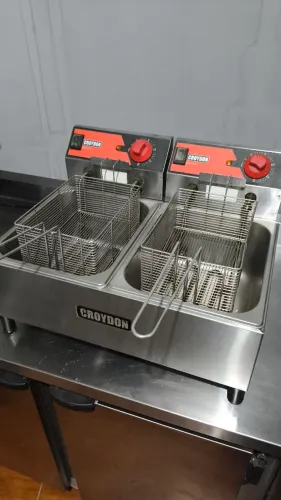 FRITADEIRA ELÉTRICA 220V CROYDON DUAS CUBAS DE 4,5 LITROS CADA