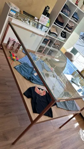 Mesa Expositora com Tampo de Vidro - Ideal para Loja