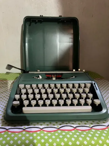 MÁQUINA DE DATILOGRAFIA OLIVETTI LETERRA 82