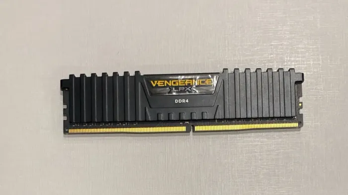 Memória RAM Corsair Vengeance LPX 8GB DDR4 2666MHz CL16