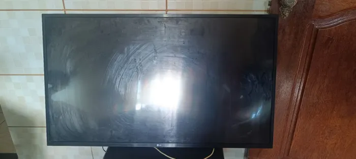 TV LG Web OS 43" (com defeito)