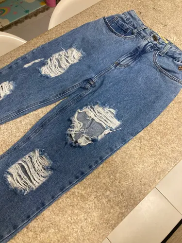 Calça jeans com detalhes feminina